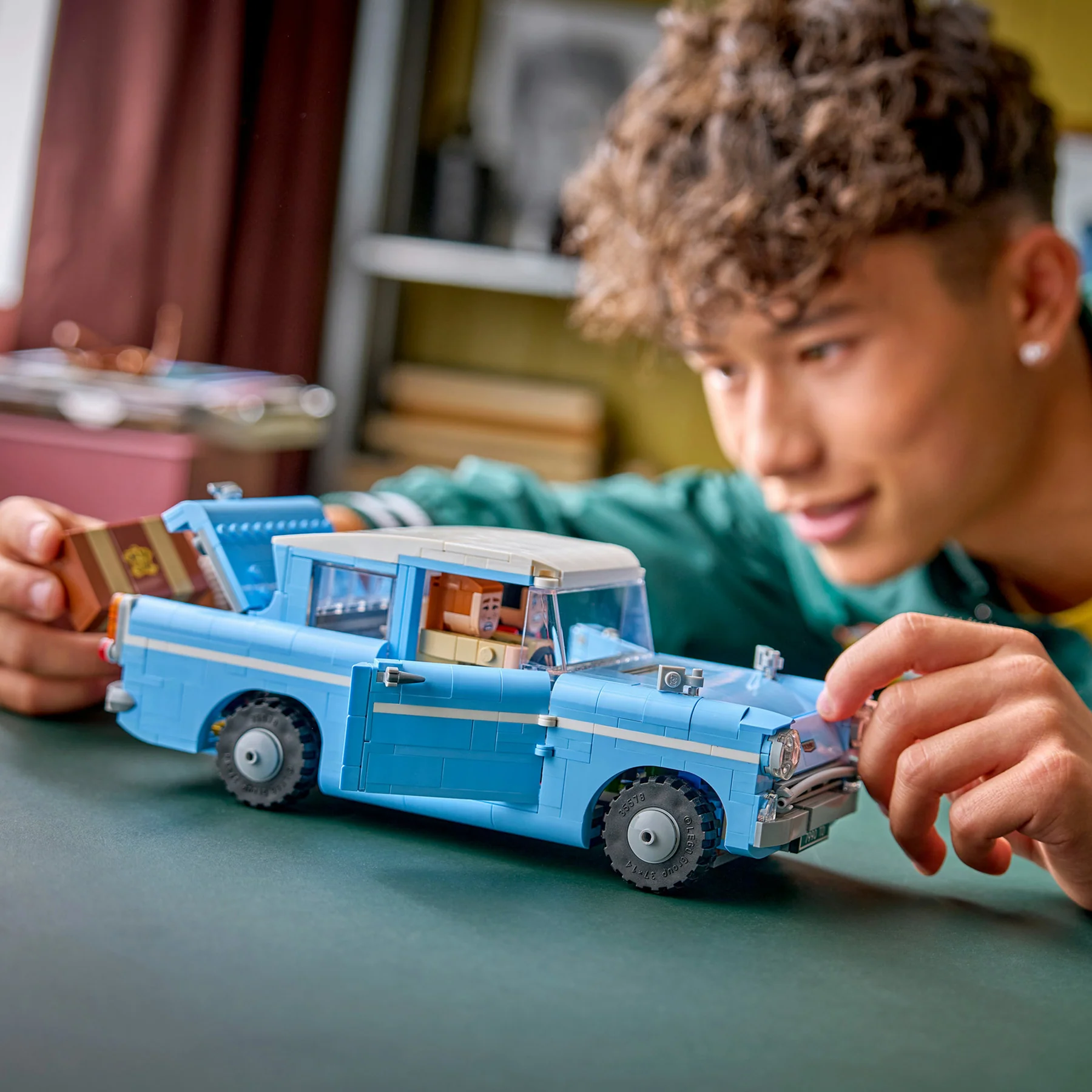 Enchanted Flying Ford Anglia LEGO - Image 5